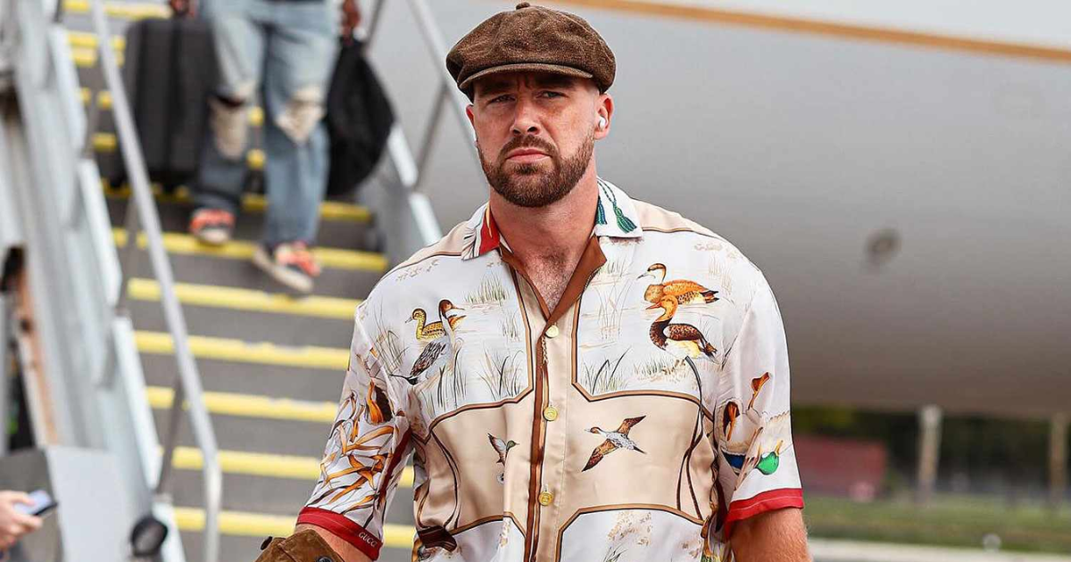 Travis Kelce Usa Look Inspirado em Taylor Swift com Referência a “Life of a Showgirl”