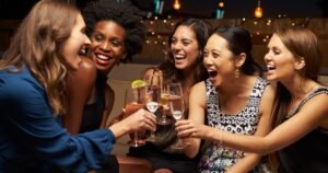 🎭✨De purpurina a taças: Boston vive um final de semana “divinamente” inesquecível! 🍇💫