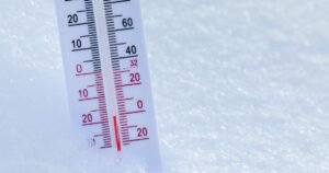 Frio intenso e ventos fortes castigam Massachusetts nesta sexta; neve chega na madrugada de domingo