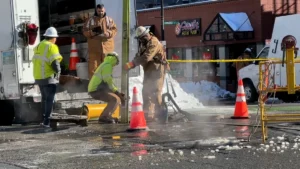 Incêndio em bueiro mobiliza bombeiros, causa apagão e trava trânsito no centro de Boston