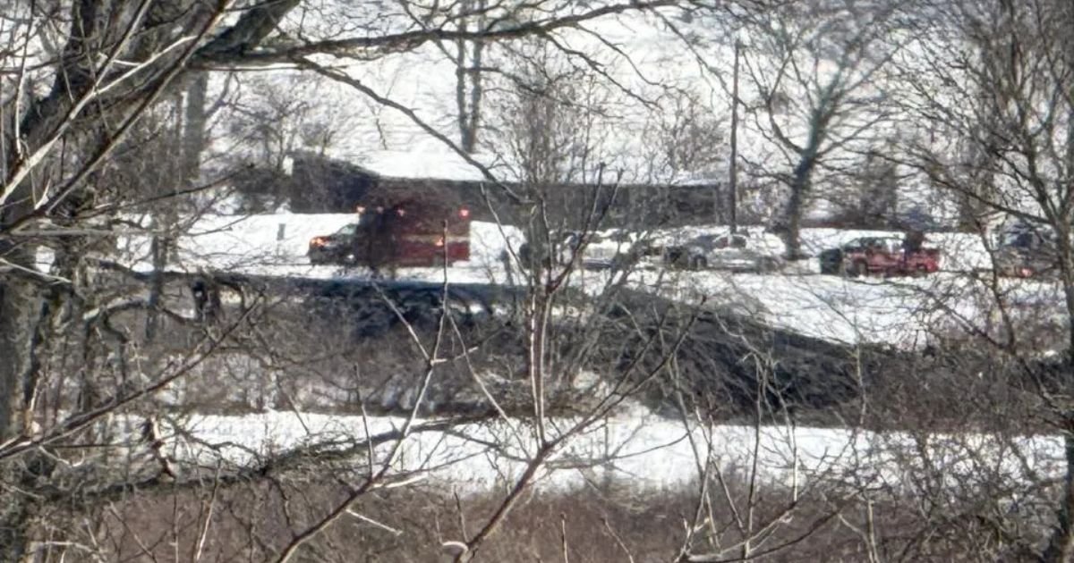 Trem descarrila em Mansfield (CT) e vagões com gás propano caem em rio