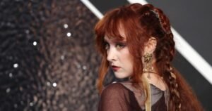 Showbiz: Chappell Roan rompe com agência após nome de CEO surgir em arquivos de Epstein