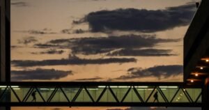 Crise na UMass Boston: Centenas de estudantes ficam desalojados após inundação em dormitório