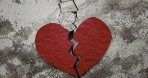 Cuidado com o Coração: Médicos alertam para a “Síndrome do Coração Partido” neste Valentine’s Day