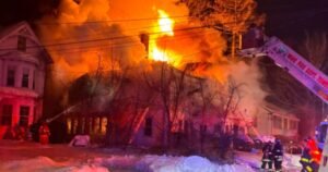 Incêndio de grandes proporções destrói casa em Ware e mobiliza bombeiros de 10 cidades