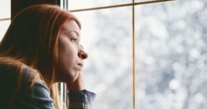 Quando o frio lá fora aperta, o barulho por dentro aumenta: Como proteger sua mente no pico do inverno