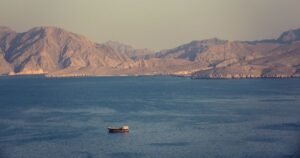 Ataques a rotas marítimas estratégicas elevam risco no comércio internacional