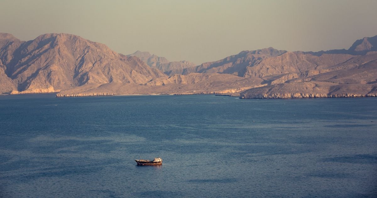 Ataques a rotas marítimas estratégicas elevam risco no comércio internacional