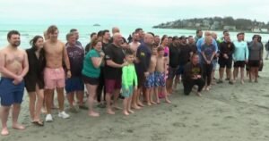 Policiais enfrentam águas gélidas em Massachusetts por causa nobre