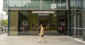 Crise no Luxo: Stefano Gabbana deixa presidência da Dolce & Gabbana e avalia venda de sua fatia de 40%