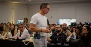 A escola de negócios que já transformou 70 milhões de vidas chega a Boston