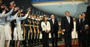 Trump chega à China para reunião de cúpula com Xi Jinping e foco em tensões globais