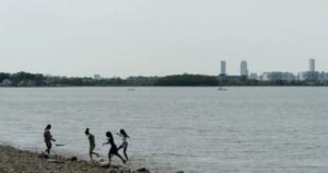 Fumaça de incêndios florestais e contaminação fecham quase 40 praias em Massachusetts
