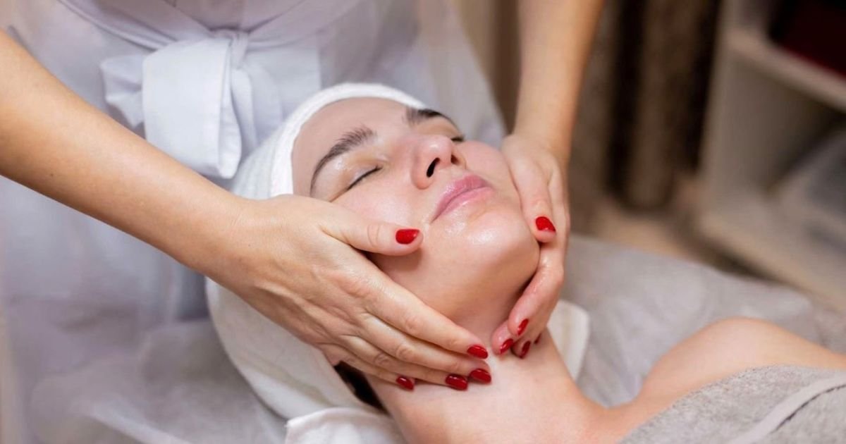 Massagem Facial Preparatória: O Segredo dos Profissionais para Desinchar o Rosto Antes da Make