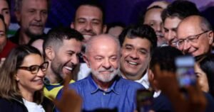 Lula Vence Flávio Bolsonaro e Conquista o Quarto Mandato em Virada Inédita no Brasil