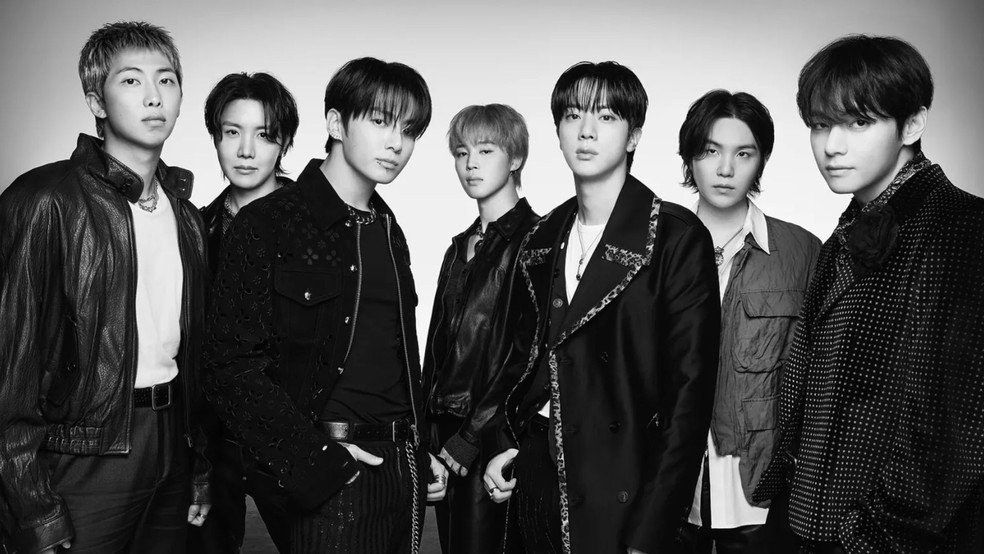 Ensaio em preto e branco dos sete integrantes do BTS para o álbum Arirang