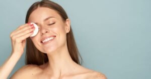 Demaquilagem Consciente: O Ritual Noturno para Limpar a Pele e Desacelerar a Mente