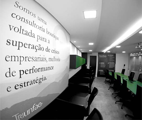 Sala de reuniões da Triunfae com o manifesto de gestão de crises empresariais na parede