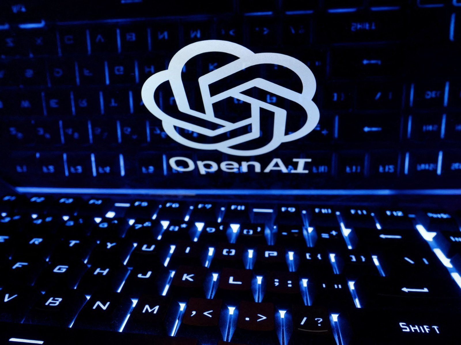 Teclado de notebook com o logotipo da OpenAI, empresa cuja IA ajudou a encontrar as falhas no PHP