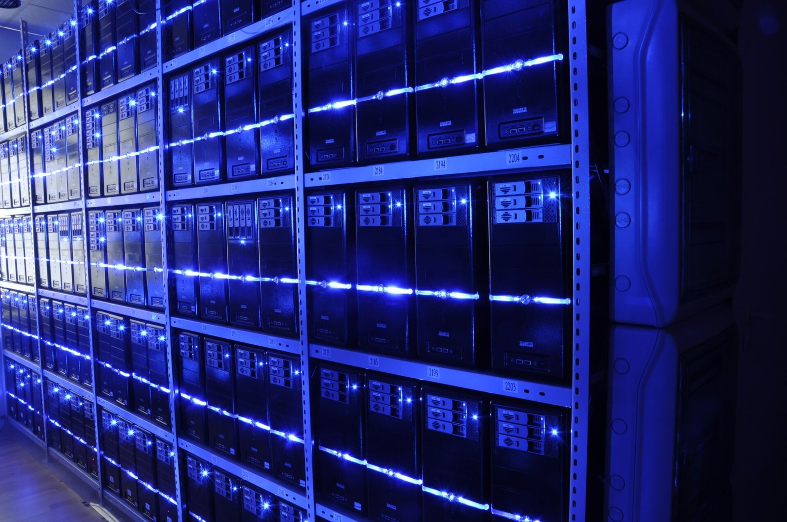 Sala de servidores de centro de dados, onde rodam os sites afetados pela falha no PHP