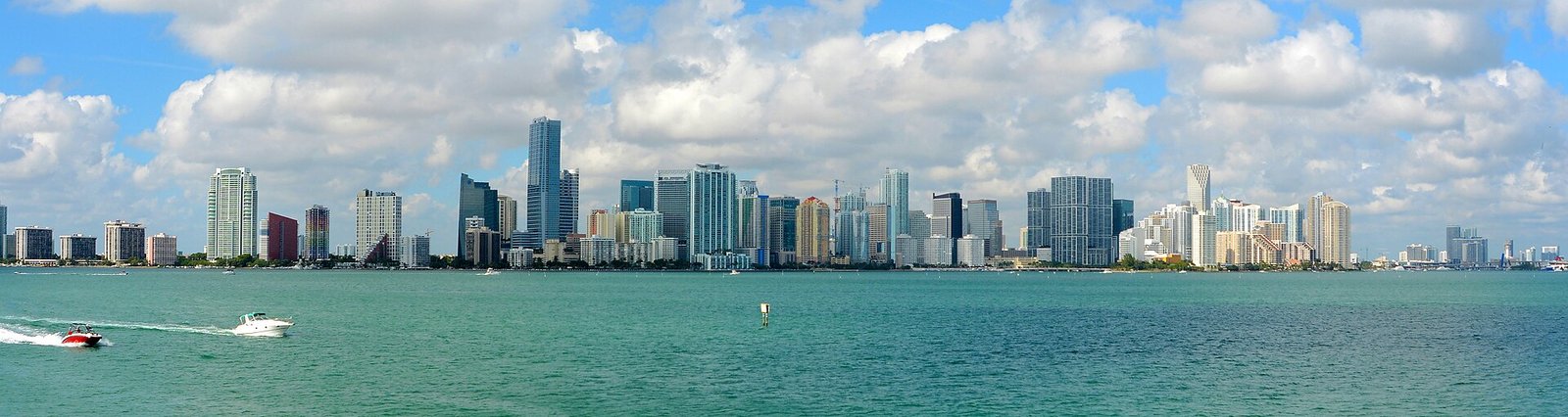 Panorama do skyline de Miami visto da baía de Biscayne