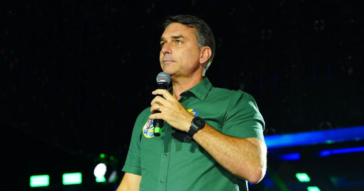 Flávio Bolsonaro Cruza a Fronteira, Passa pelo Equador e Voa Para Miami Após Descumprir Ordem do STF