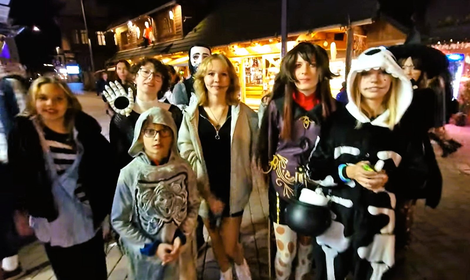 Crianças fantasiadas pedindo doces durante o Halloween