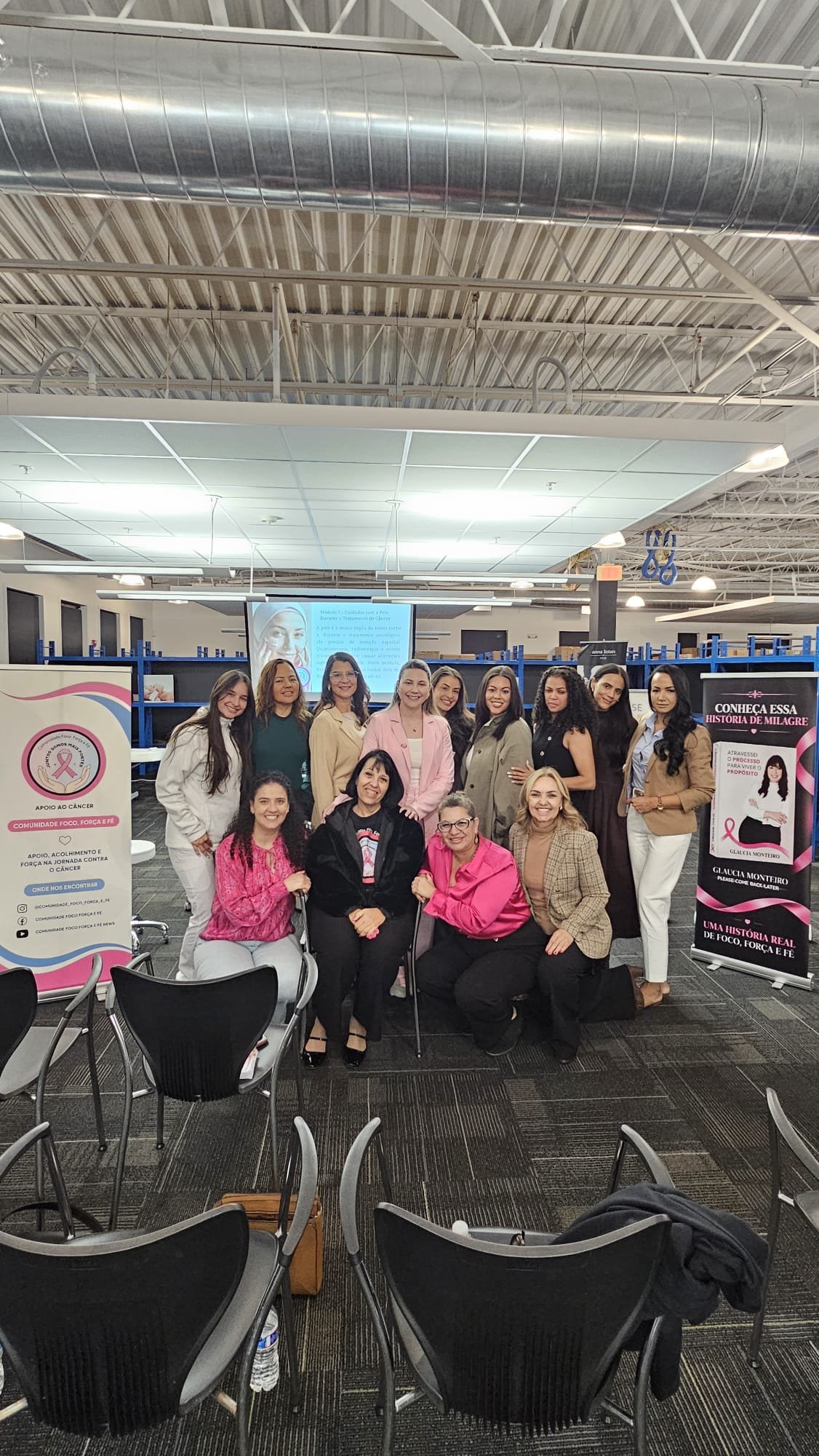 Grupo de mulheres em evento de conscientização do Outubro Rosa