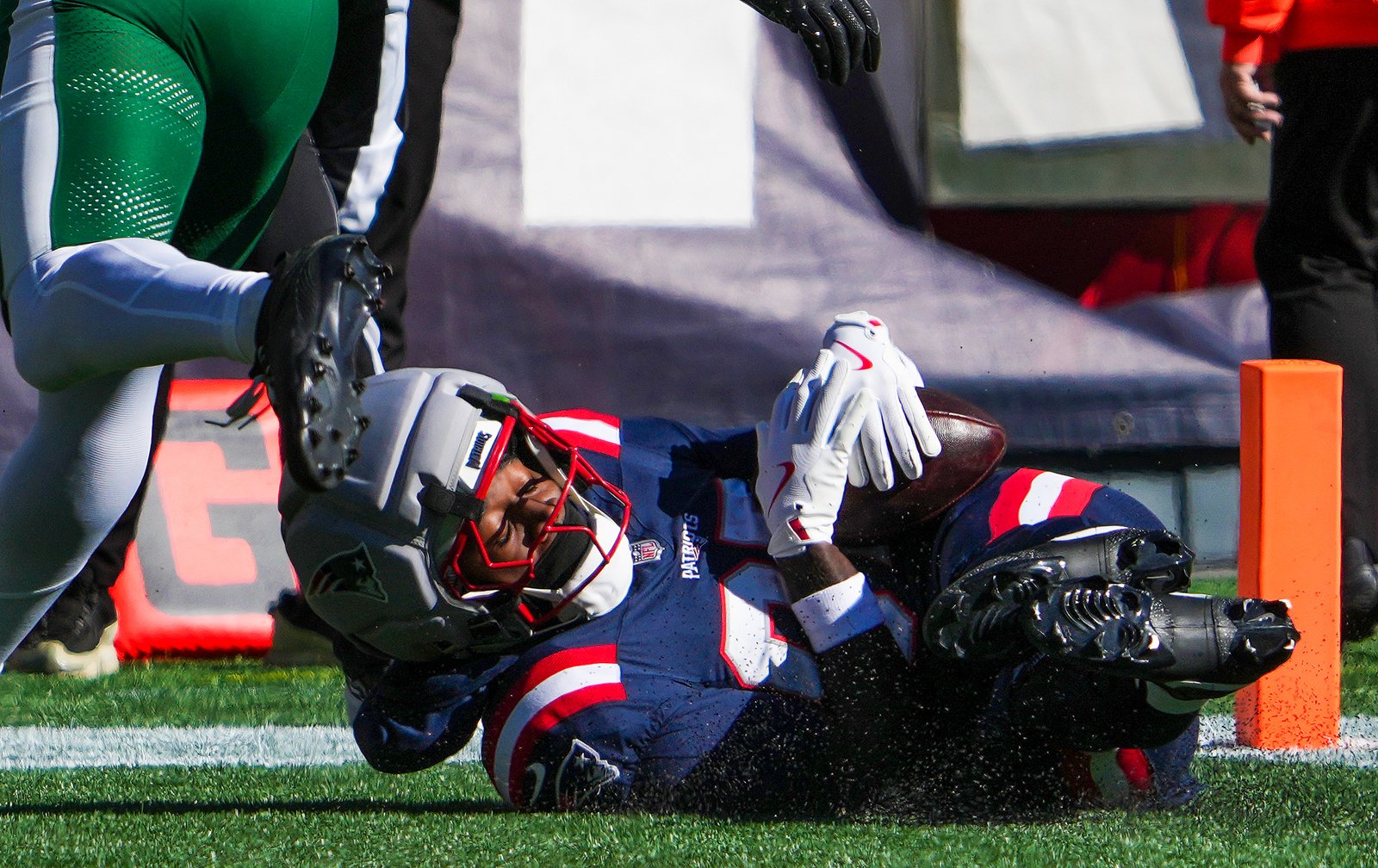 Recebedor dos Patriots completa recepção na zona de pontuação contra o Jets