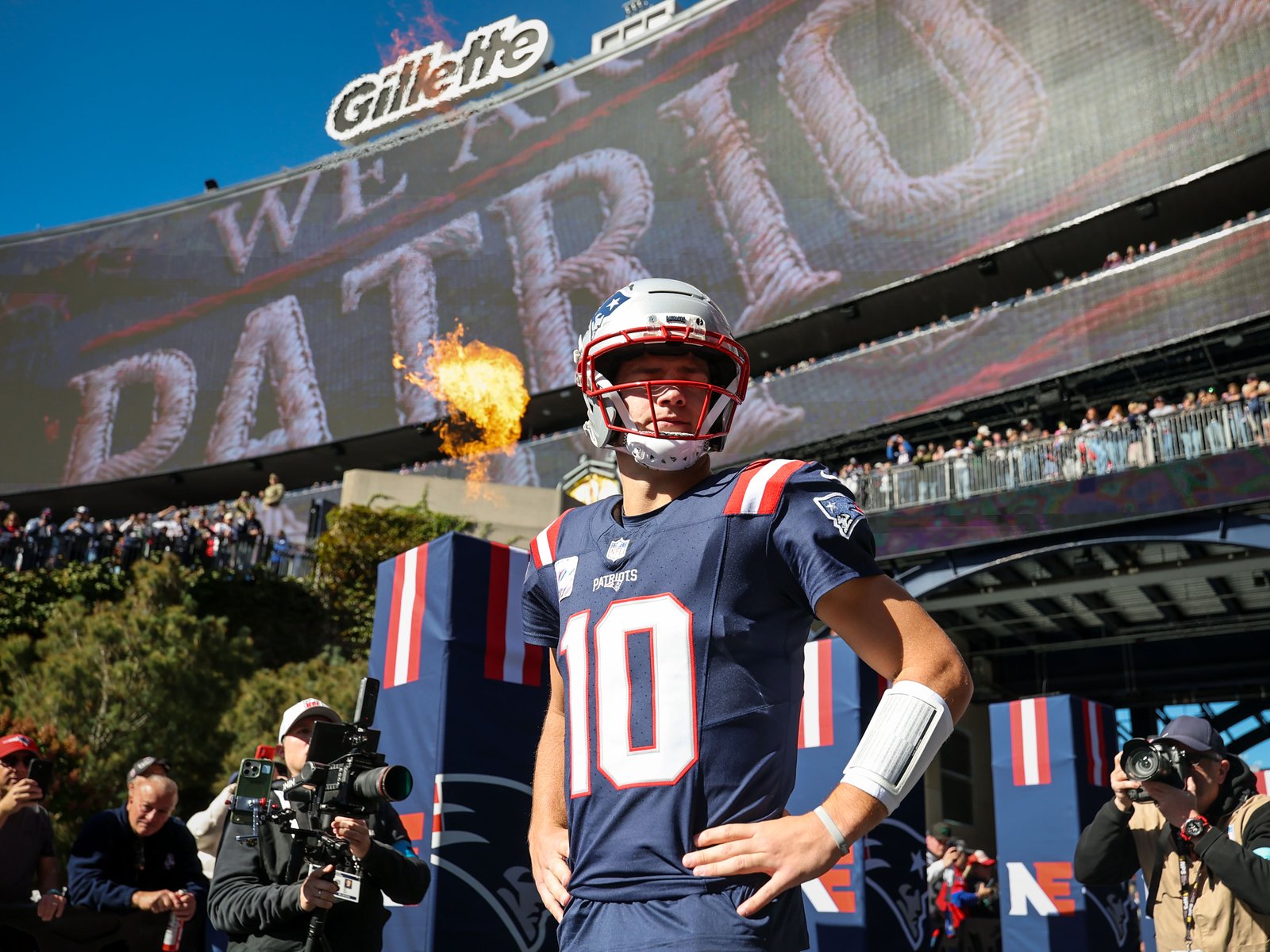 Quarterback Drake Maye dos Patriots no Gillette Stadium