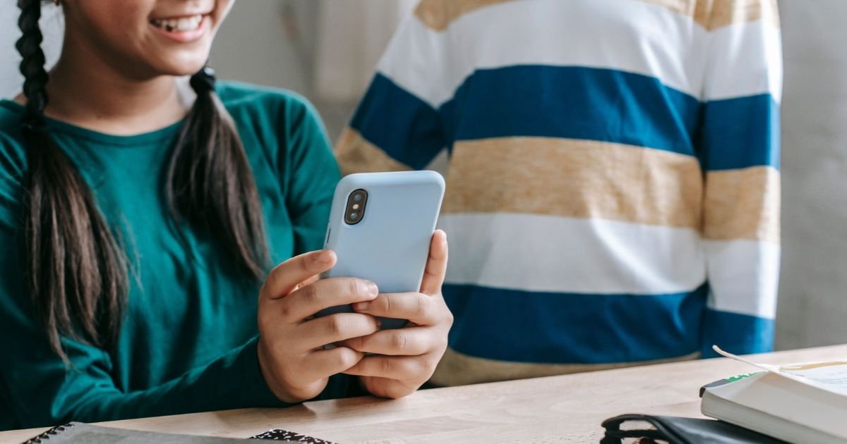 Escolas Públicas de Boston Propõem Proibição Total de Celulares e Dispositivos Eletrônicos