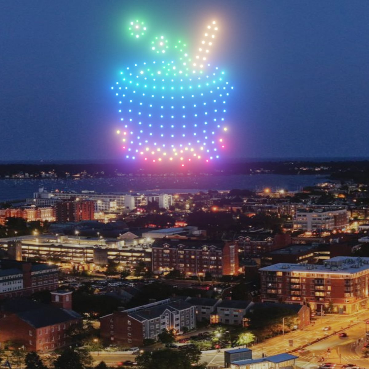 Simulação do show de 400 drones previsto para o North River, em Salem