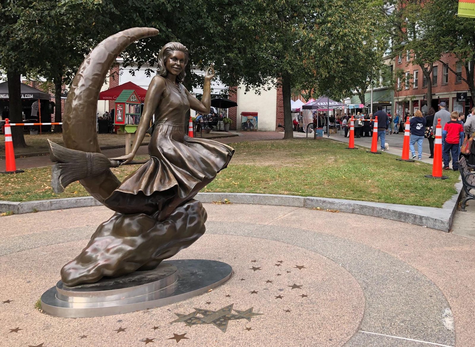 Estátua da feiticeira Samantha, do seriado Bewitched, em Lappin Park, no centro de Salem