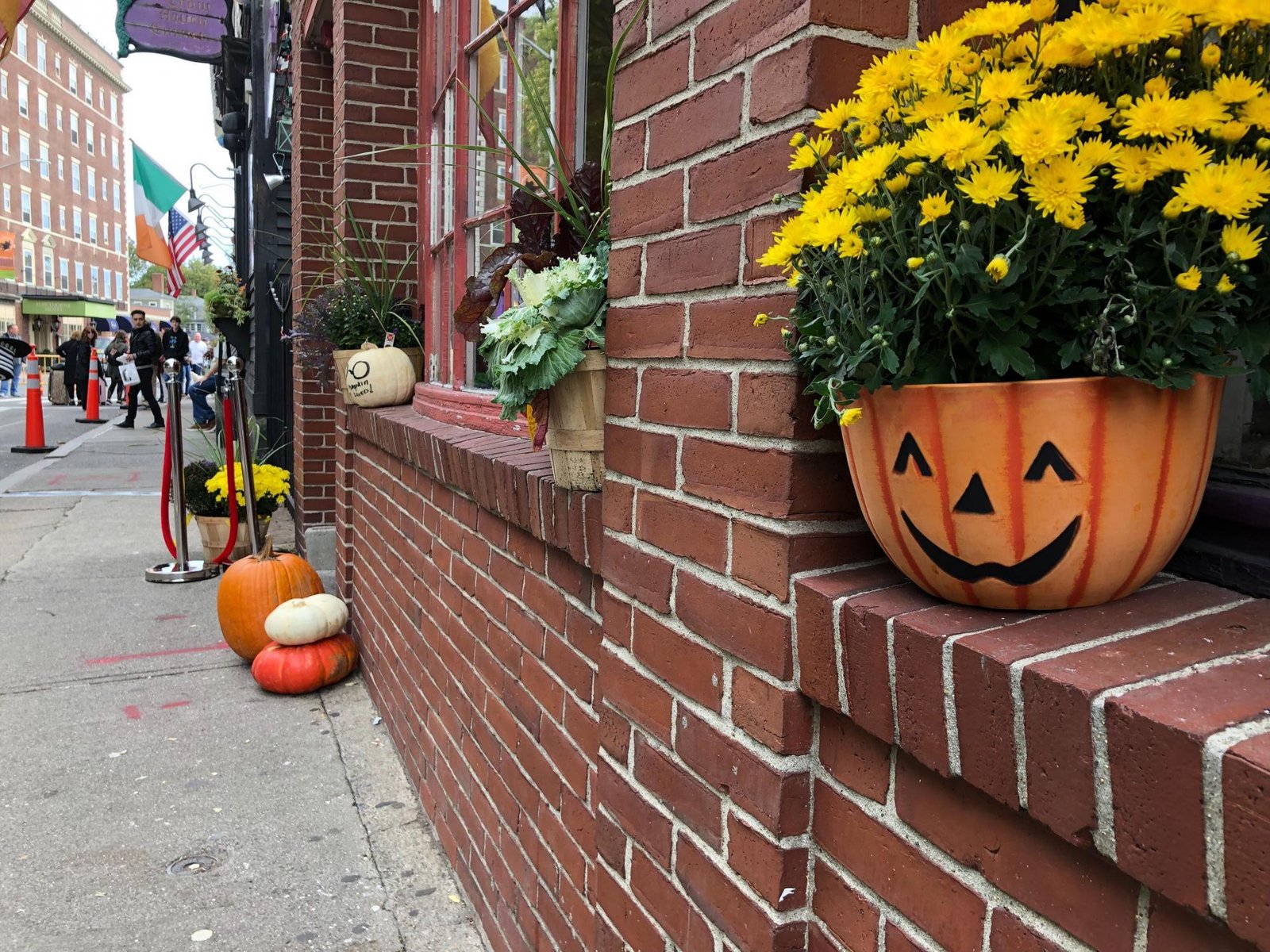 Salem Prepara Halloween de 400 Anos com Trem Extra, 400 Drones e Garagem Fechada à Noite