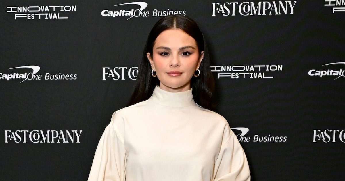 Selena Gomez em evento de mídia nos Estados Unidos