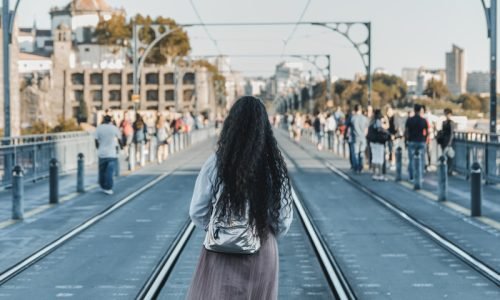  O peso invisível de ser mulher imigrante