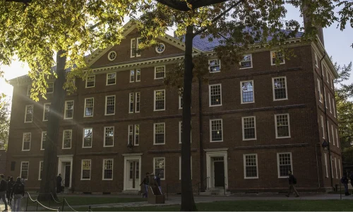 Governo Trump cancelou ilegalmente bolsas de Harvard, decide juíza