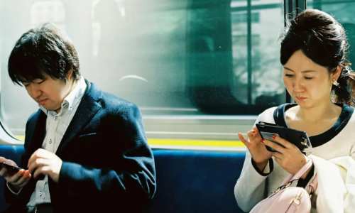 Japão limita uso de celular e reacende debate sobre tempo de tela