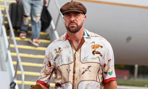 Travis Kelce Usa Look Inspirado em Taylor Swift com Referência a “Life of a Showgirl”