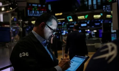 Wall Street tem desempenho misto à espera de balanço da Nvidia