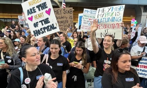 Bloqueio patronal em Boston: Sem novas negociações, greve das enfermeiras do Brigham entra no terceiro dia