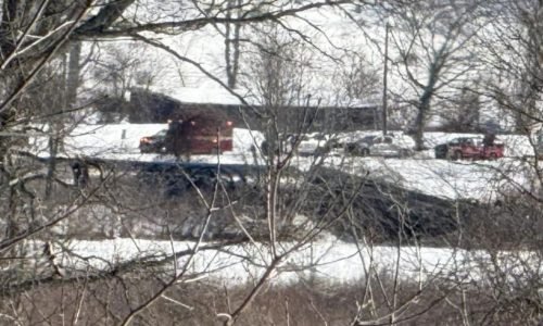 Trem descarrila em Mansfield (CT) e vagões com gás propano caem em rio