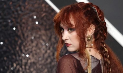 Showbiz: Chappell Roan rompe com agência após nome de CEO surgir em arquivos de Epstein