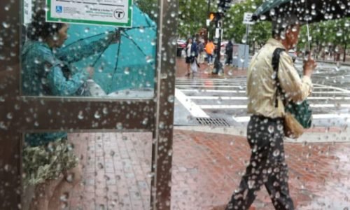 Chuvas torrenciais e risco de inundações repentinas afetam o trânsito da Grande Boston nesta segunda-feira