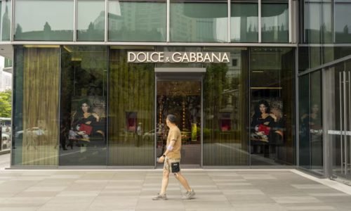 Crise no Luxo: Stefano Gabbana deixa presidência da Dolce & Gabbana e avalia venda de sua fatia de 40%