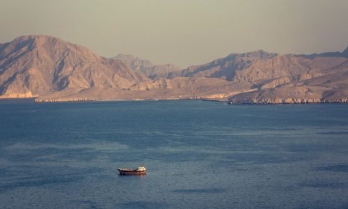 Ataques a rotas marítimas estratégicas elevam risco no comércio internacional