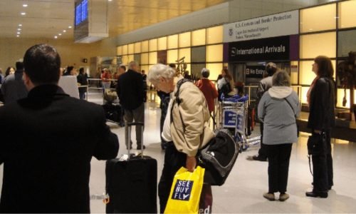 Aeroporto de Boston lança ferramenta para passageiros consultarem tempo de espera na segurança em tempo real