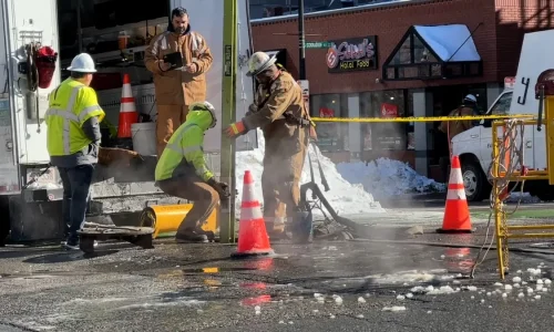 Incêndio em bueiro mobiliza bombeiros, causa apagão e trava trânsito no centro de Boston