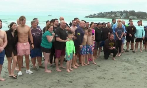 Policiais enfrentam águas gélidas em Massachusetts por causa nobre