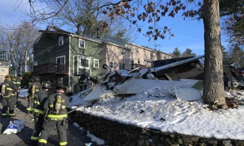 Avião atinge prédio residencial e cai em condomínio em Nashua; piloto é hospitalizado